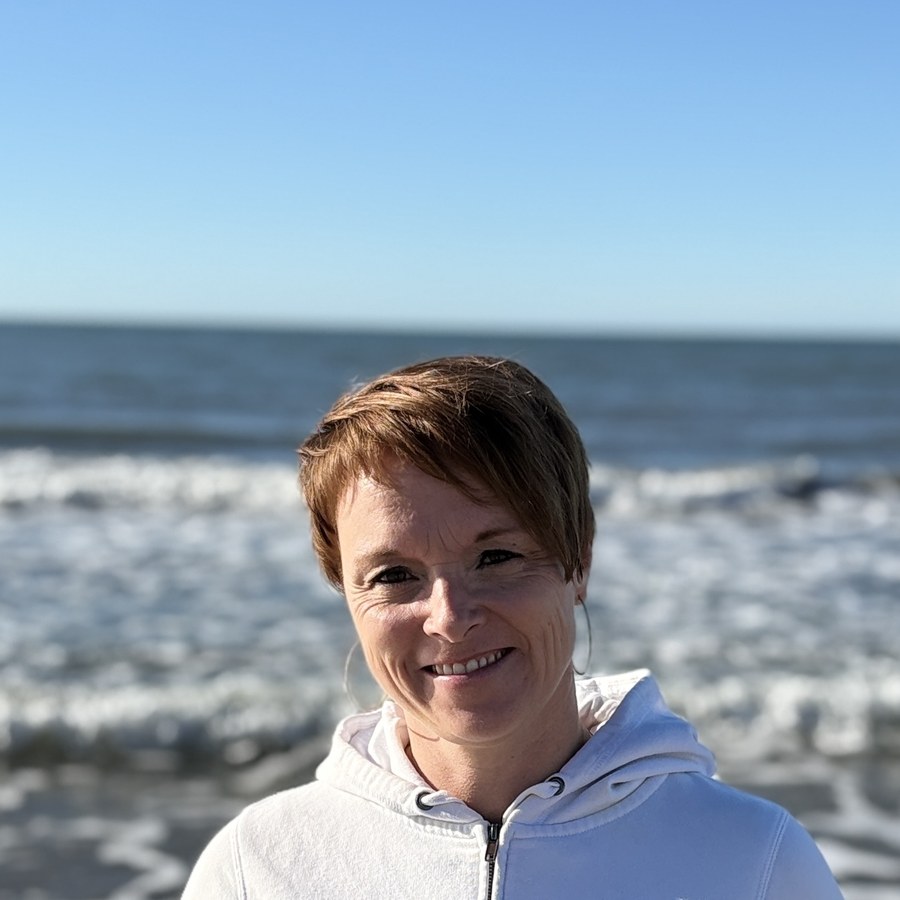 Cindy Le Falher sur la plage, veste Envie de Sens