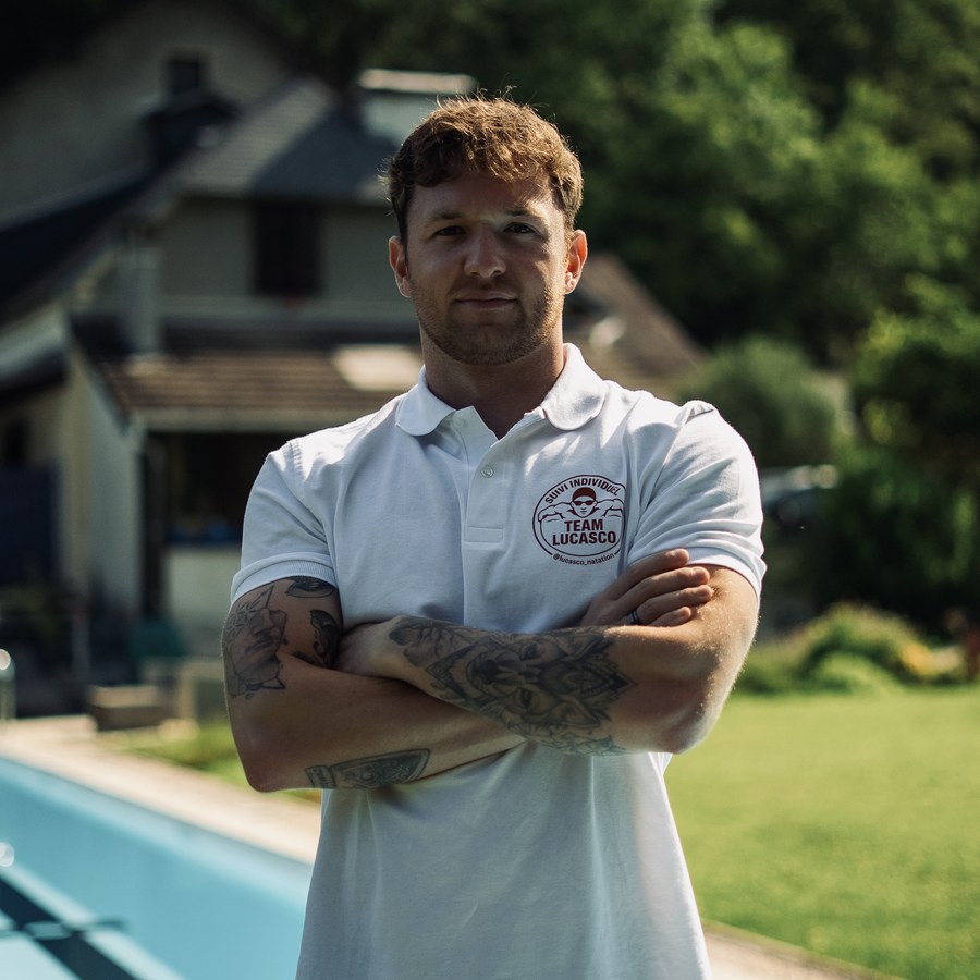 Lucas Commenges au bord du bassin, polo Team Lucasco