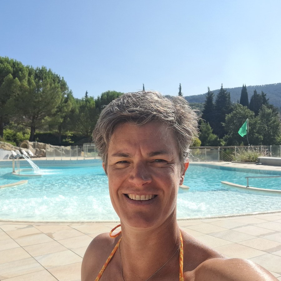 Séverine Frein au bord du bassin de la résidence où elle passe sa saison
